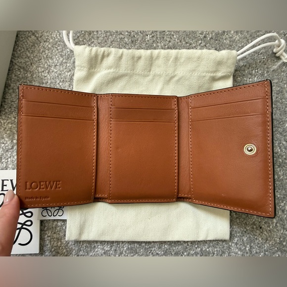 Loewe Anagram trifold wallet in pebble grained calfskin - Picture 4 of 7